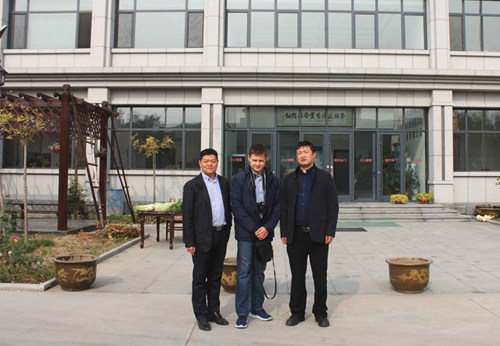 俄羅斯客戶(hù)與般德閥門(mén)合影