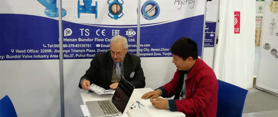 土耳其展會(huì)上 客戶(hù)在了解般德產(chǎn)品